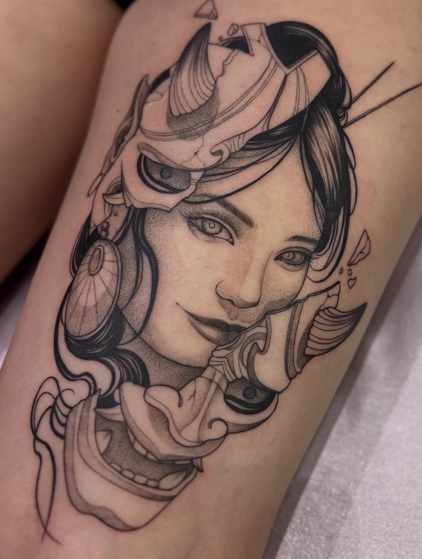 Tatuagem de guerreira samurai em preto e cinza