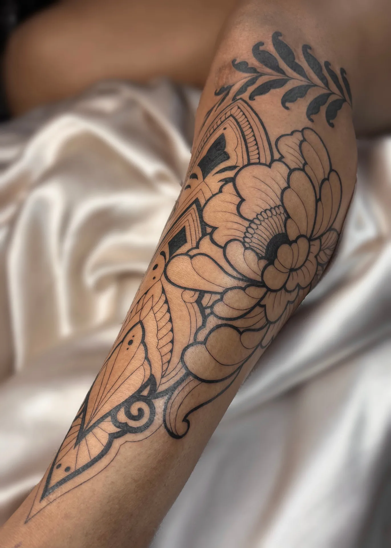 Tatuagem floral ornamental no antebraço